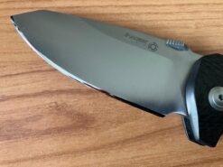 Alternative view of Navaja LionSTEEL en fibra de carbono TM1 CS con filo personalizado
